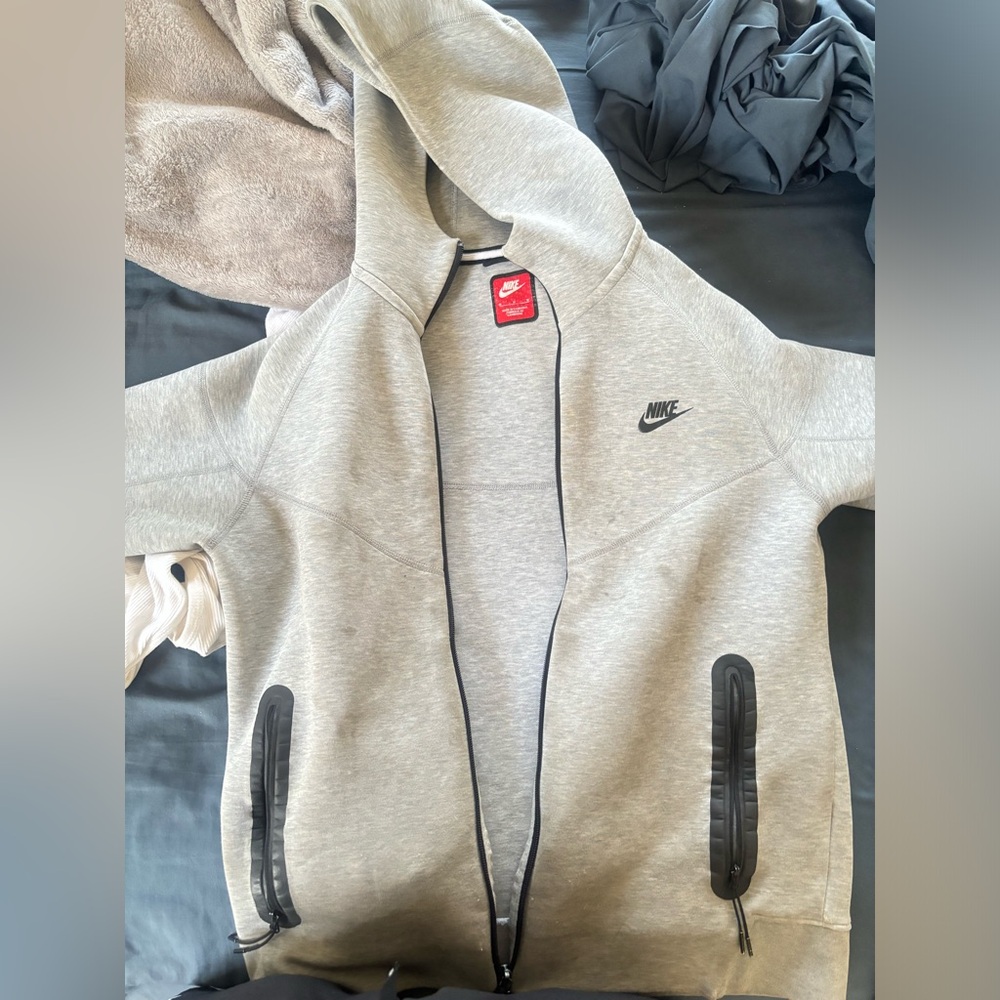 Gray Nike Tech, Size M